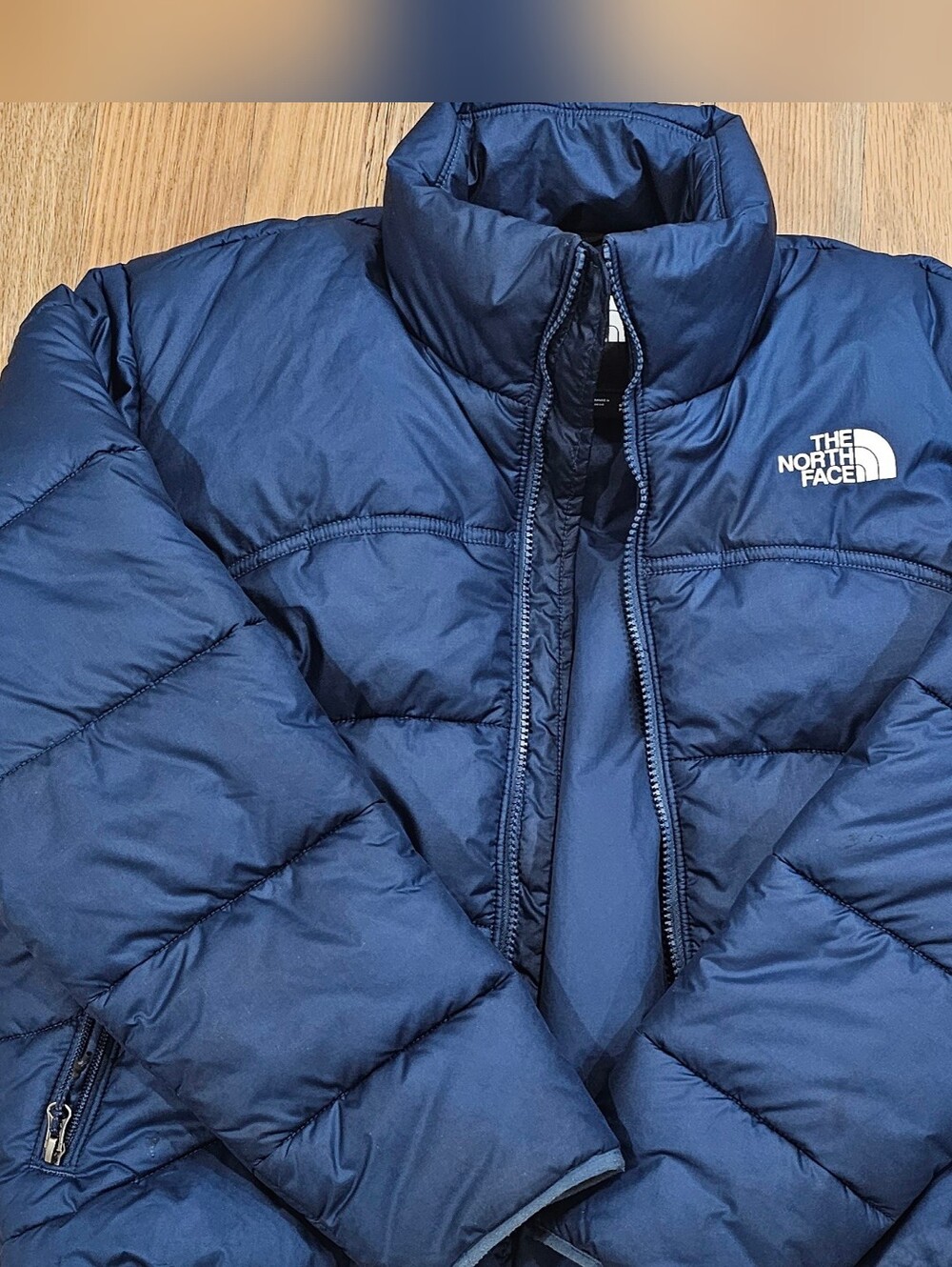 Women’s North Face navy blue puffer jacket in size Small. Classic quilted design